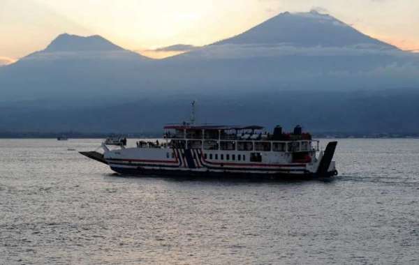 A ferry to Bali sank in the middle of the sea,at least six people,