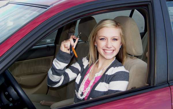 The 4 Benefits of Enrolling in a Driving School Over Learning at Home