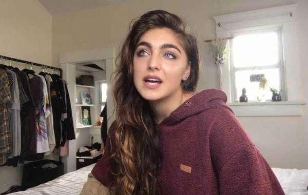 Mizkif’s Sister (Emily Rinaudo): Bio, Net Worth, & Modeling Career