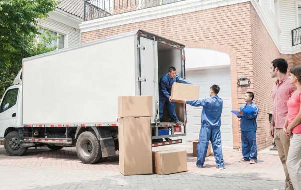 What are the responsibilities of M4 packers and movers?