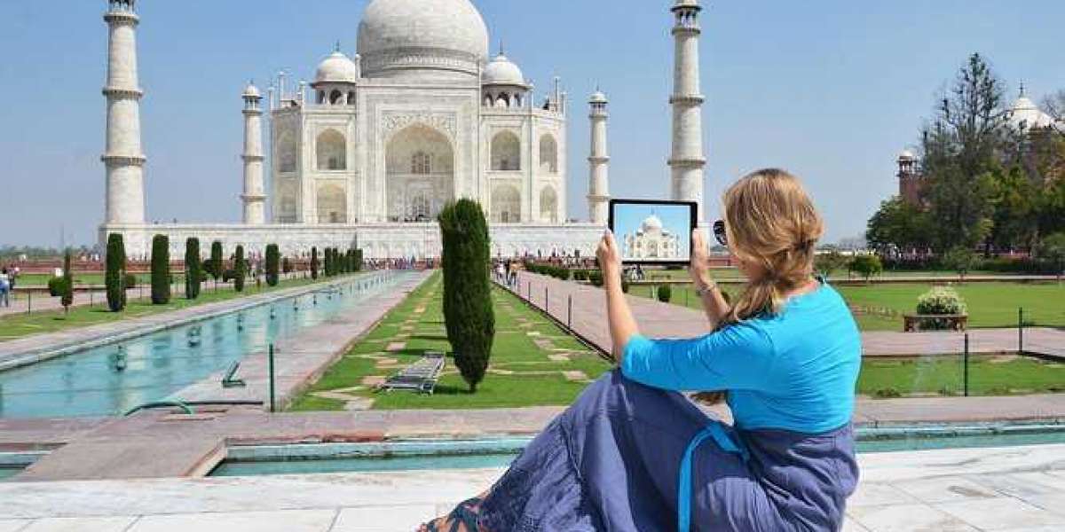 Book tour guide for Taj mahal